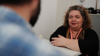 Frau mit Mann am Schreibtisch