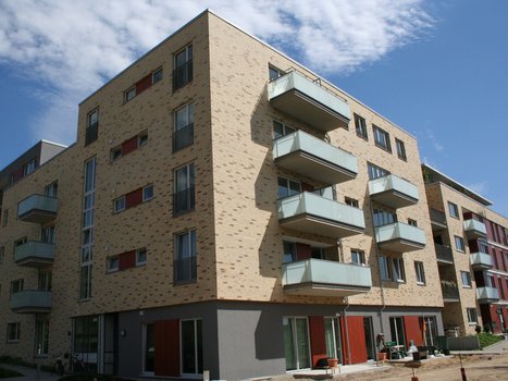 Foto des Gebäudes "Am Eisenwerk", mehrstöckiges Mietshaus mit Balkonen