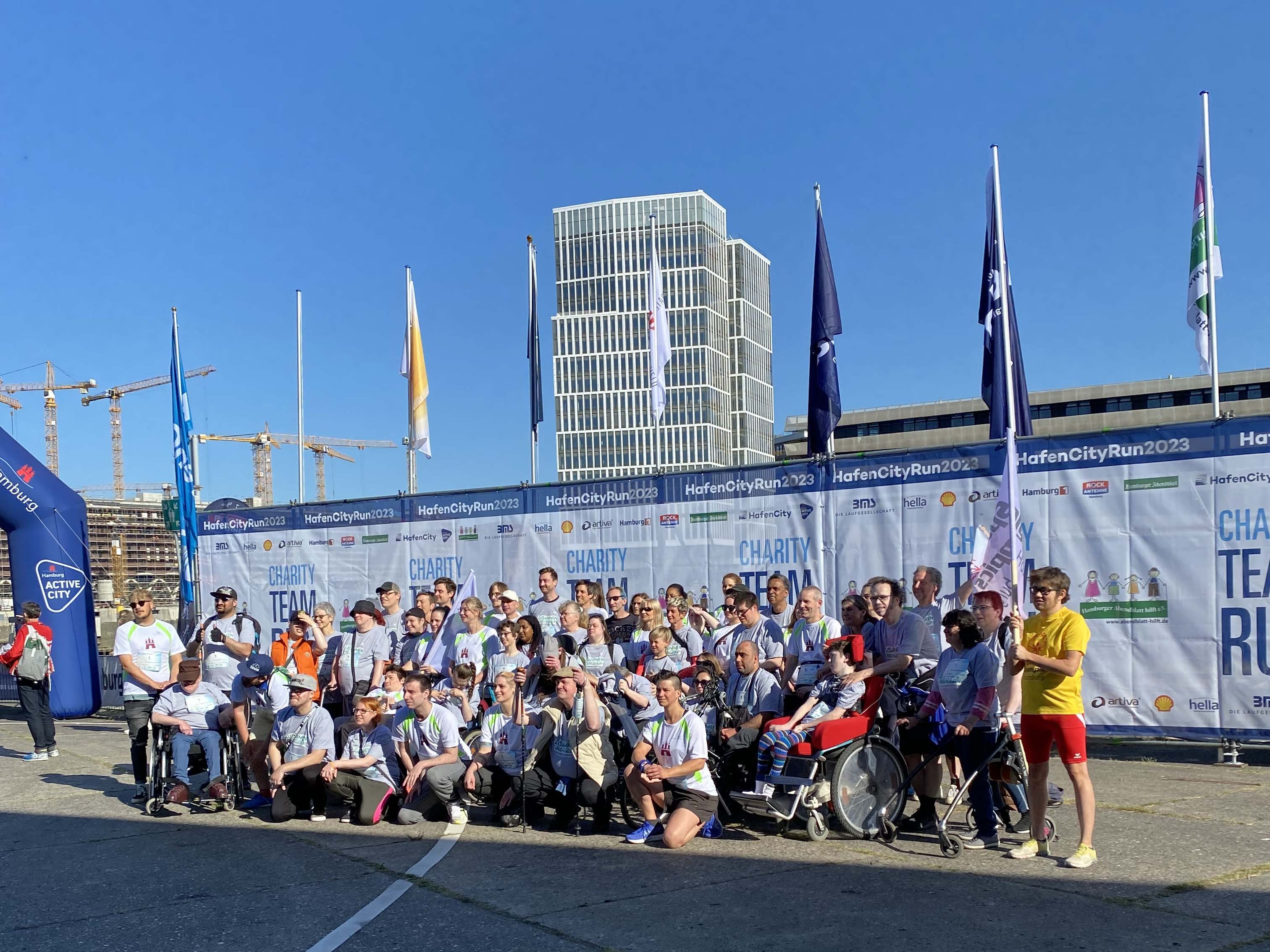 Eine Gruppe von ca. 50 Menschen in Sportkleidung.