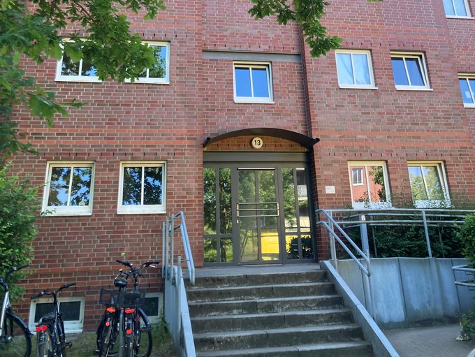 mehrstöckiges Wohngebäude mit Fenstern zur Straßenseite