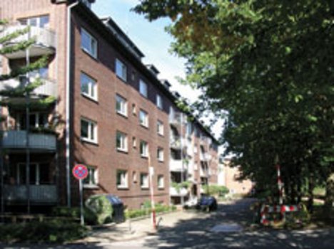 mehrstöckiges Wohngebäude mit Klinkerfassade